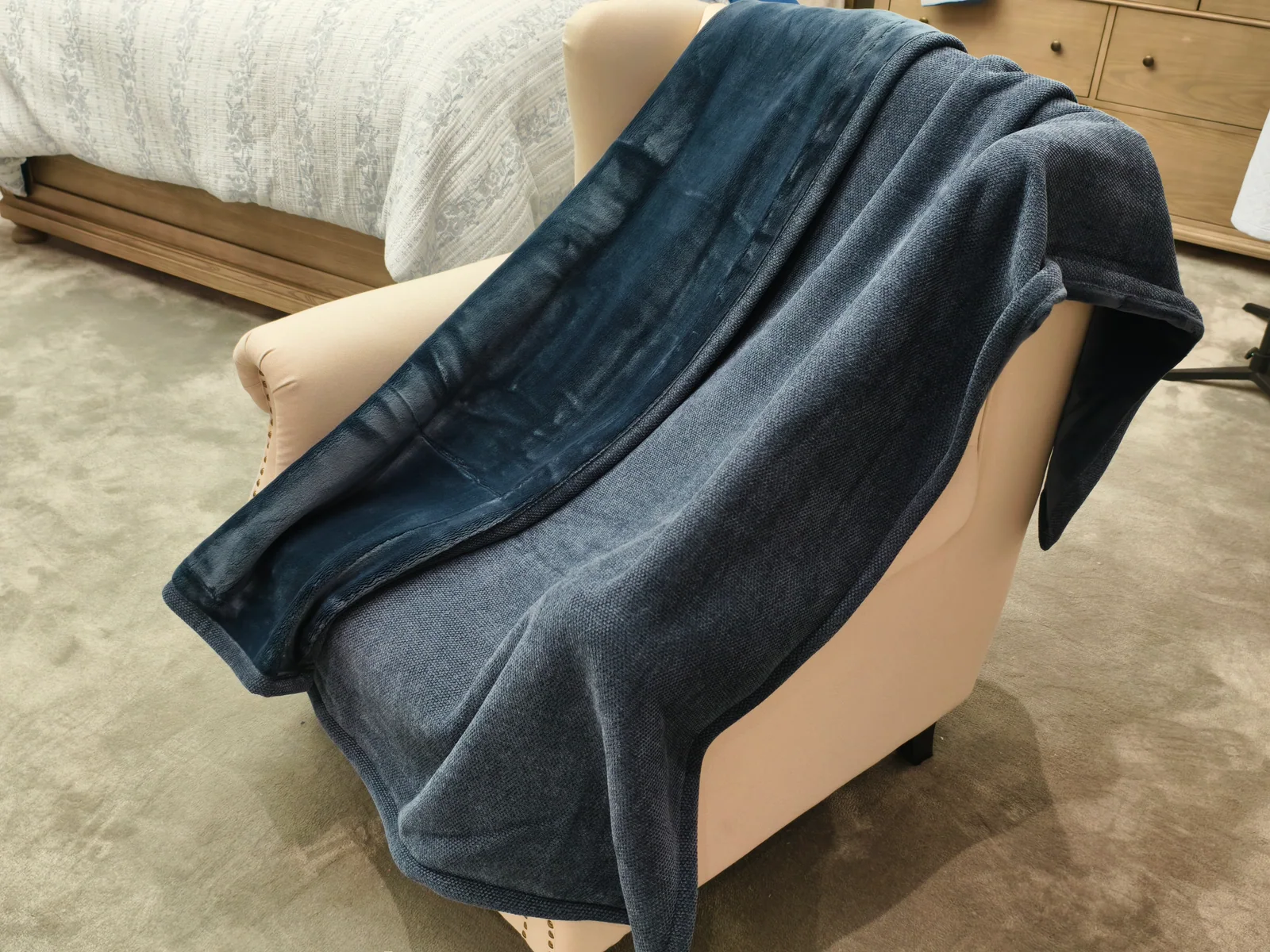 Product preview — Dots Chenille Rev Flannel Throw