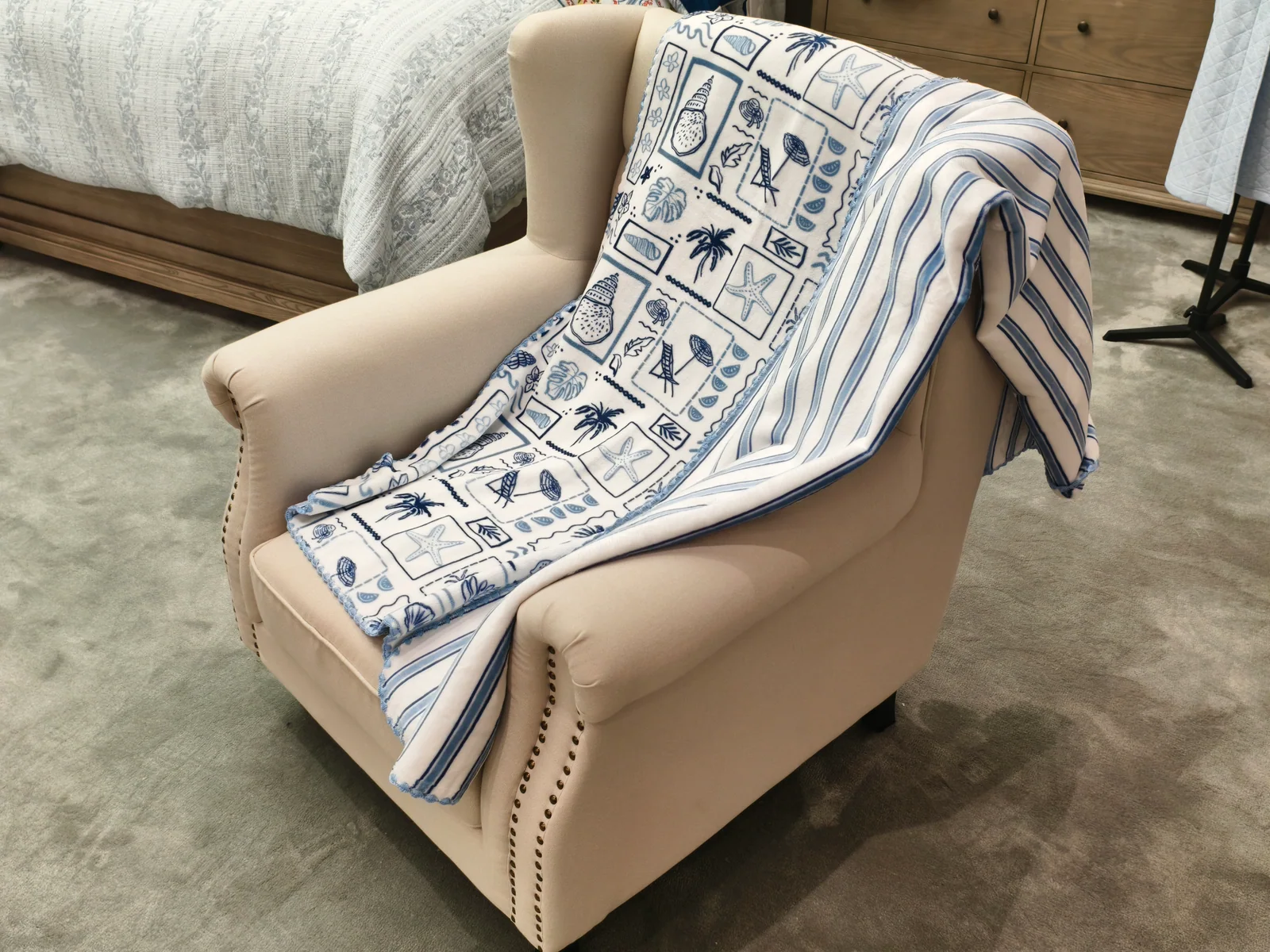 Product preview — Printed Flannel Bonded Throw With Scallop Stich